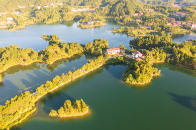 航拍湖南岳阳铁山水库中的小岛与村庄
