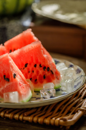 放在青花瓷盘里的多个冰镇新鲜西瓜特写