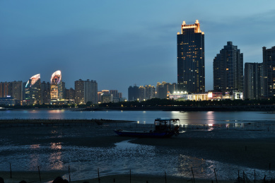 中国广东湛江金沙湾城市建筑风光夜景
