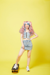 活力女性踩着滑板玩滑板活力十足