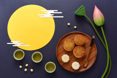 蓝色背景上的满月、莲花和中秋节月饼