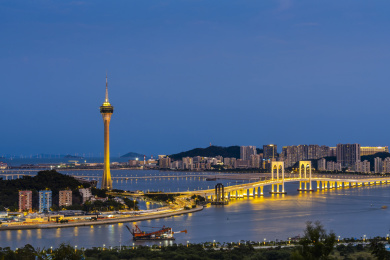 黄昏澳门半岛旅游观光塔与西湾大桥灯光景观