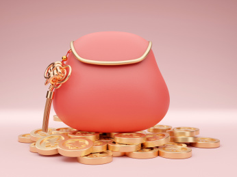 放在金币堆上的喜庆中国结红色钱包锦囊