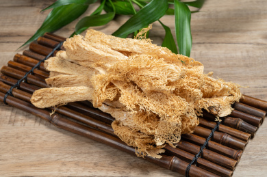 木纹桌上的长裙竹荪