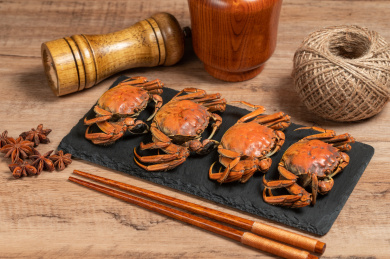 蒸熟的河蟹摆在木桌上