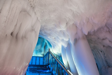 万年冰洞里的奇特景象