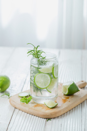 桌面上玻璃杯里的柠檬茶