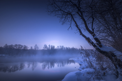 中国黑龙江伊春冬季清晨的湖水