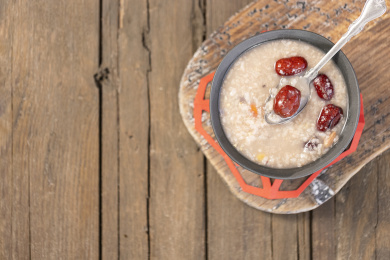 腊八粥与勺子里的大枣