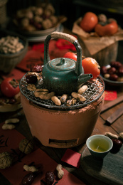 放在烤炉上的茶具柿子和坚果