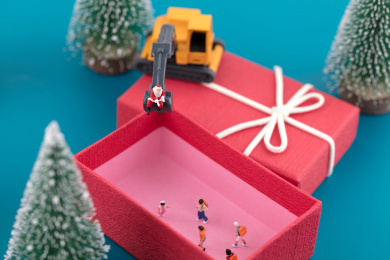 微缩世界礼盒里等待圣诞老人送礼物