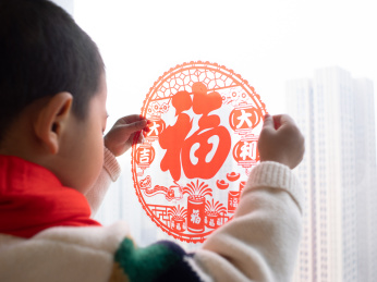 中国母子春节贴窗花