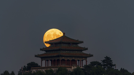 北京景山万春亭悬月