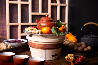 复古场景中桌子上放着水果坚果炉子在煮茶