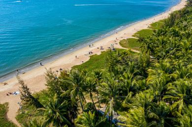 航拍海南三亚湾度假区海岸线椰林沙滩海景