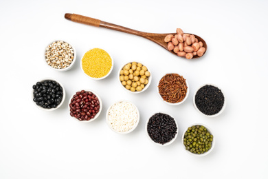 白背景的五谷杂粮八宝粥食材，健康粗粮