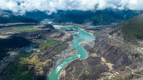 中国西藏林芝雅鲁藏布江和桃花景观