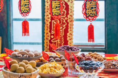 喜庆的新年年货果盘与福气挂饰