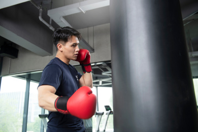 年轻男子在健身房练习拳击