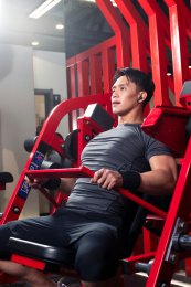 年轻男人在健身房健身