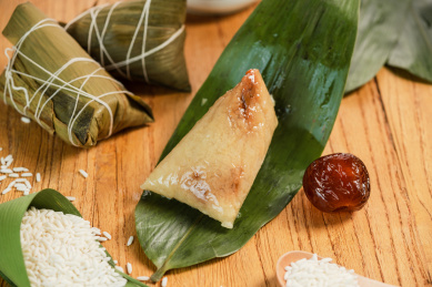 木色桌面上的传统美食蜜枣糯米粽子