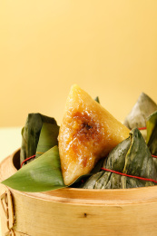 浅底上的糯米粽子