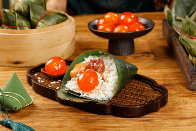 深底上的粽子制作