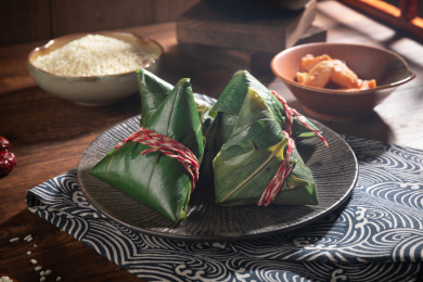 桌子上装在盘子中的新鲜绿色粽子