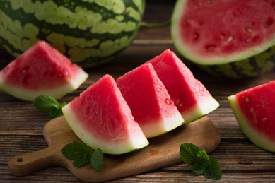 桌子上切开的西瓜