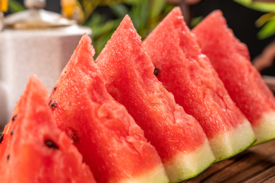餐板上切好的西瓜