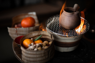 冬季室内围炉煮茶氛围特写