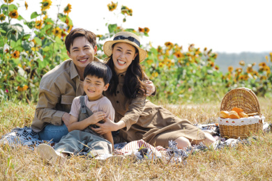 一家三口在户外玩耍