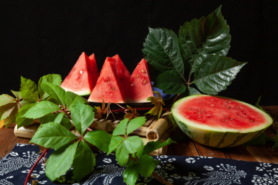 竹席上切好的西瓜