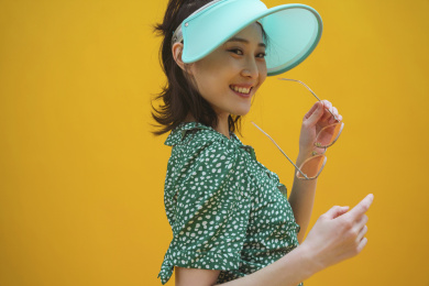 青年女人穿着沙滩裙