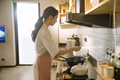青年女人在开放式厨房吃饭