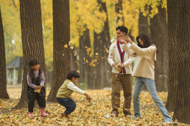 一家四口在公园玩耍