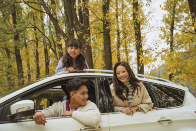 一家四口在郊区自驾游