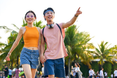 年轻人参加音乐节