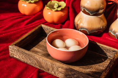 放在木托盘里的中国传统节日美食汤圆