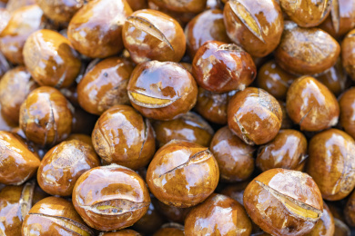 冬季小吃糖炒栗子美食特写