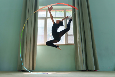 练功房内练功的女孩