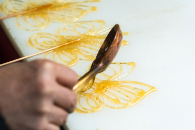 正在制作的中国传统民间手工艺糖画