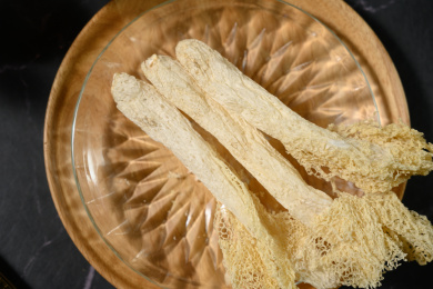 桌面上的盘子里的干爽的竹荪