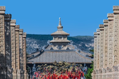 中国山西省大同市云冈石窟礼佛大道装饰建筑