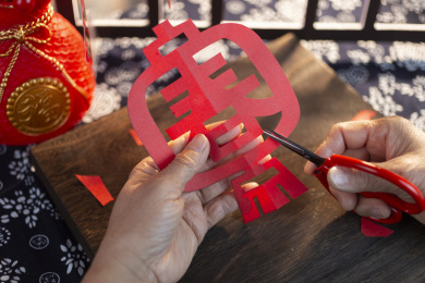 春节剪纸剪窗花红纸