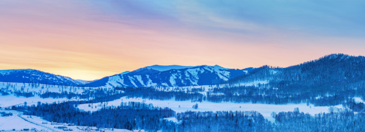 中国新疆冬天里禾木村和山脉和森林的雪景