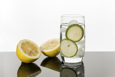 一杯柠檬冰块苏打水碳酸饮料特写