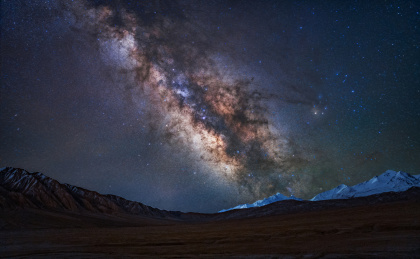 中国新疆塔县雪山银河星空