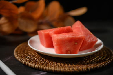 桌面上的盘子里的美味可口的西瓜肉