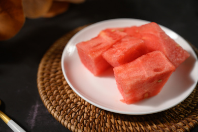 桌面上的盘子里的美味可口的西瓜肉